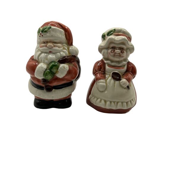 Santa and Mrs. Claus Small Vintage Salt and Pepper Shakers - Picture 2 of 6